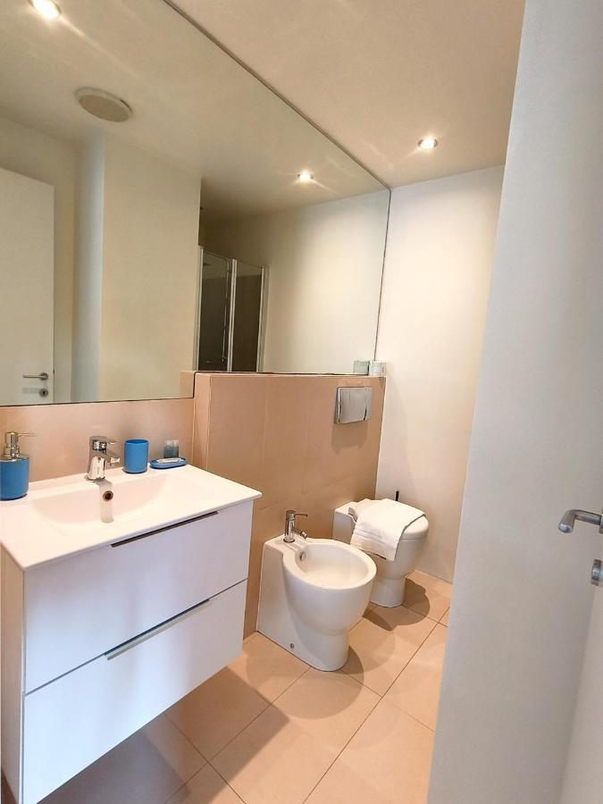 Exclusive And Unobtainable Big Terrace In Downtown With Ac, Wifi, Subway M1 And M2 In Shopping Area Appartamento